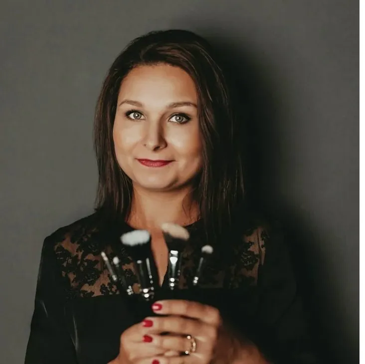 Almira Hackl, Visagistin in Zwettl, mit Make-up-Pinseln